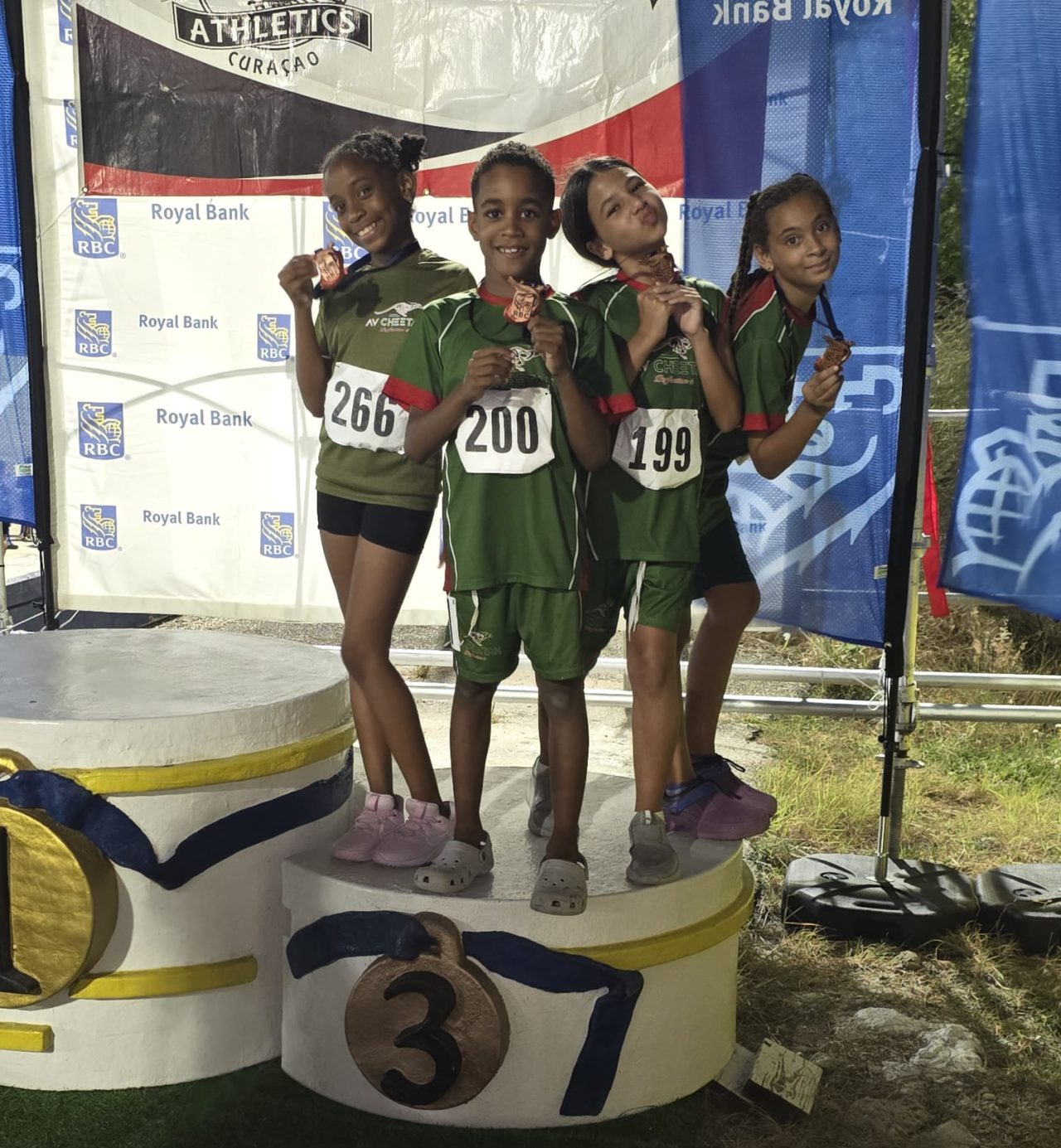 U11-relay-podium-Eagles